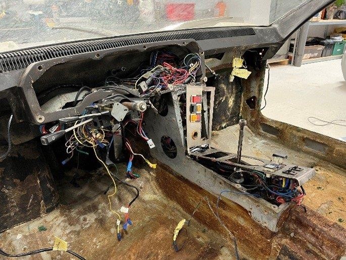 1021 Démontage du tableau de bord