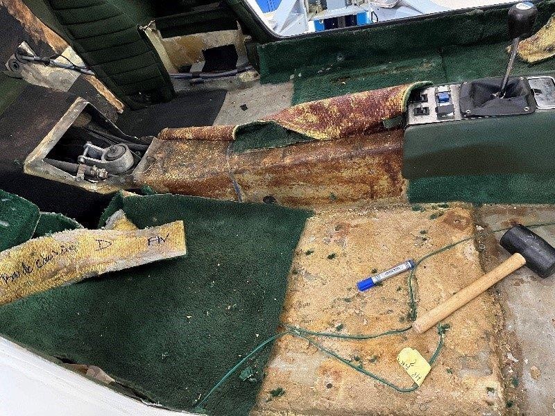 1020 Démontage du tapis de sol